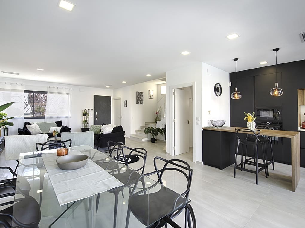 4 sypialnia Dom szeregowy na sprzedaż w Empuriabrava z basenem garażem - 880 000 € (Ref: 9798321)