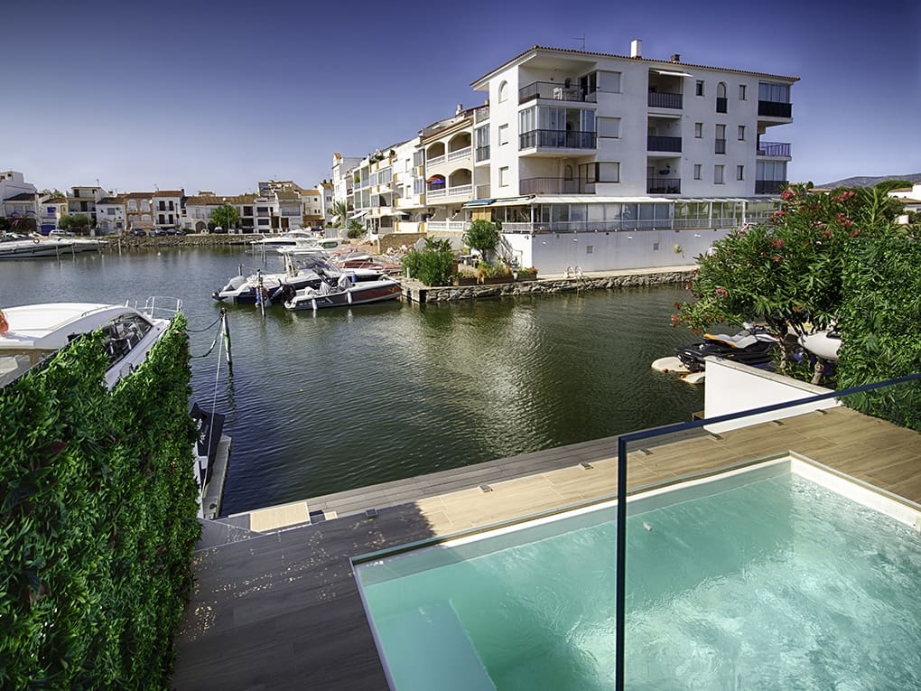 4 sypialnia Dom szeregowy na sprzedaż w Empuriabrava z basenem garażem - 880 000 € (Ref: 9798321)