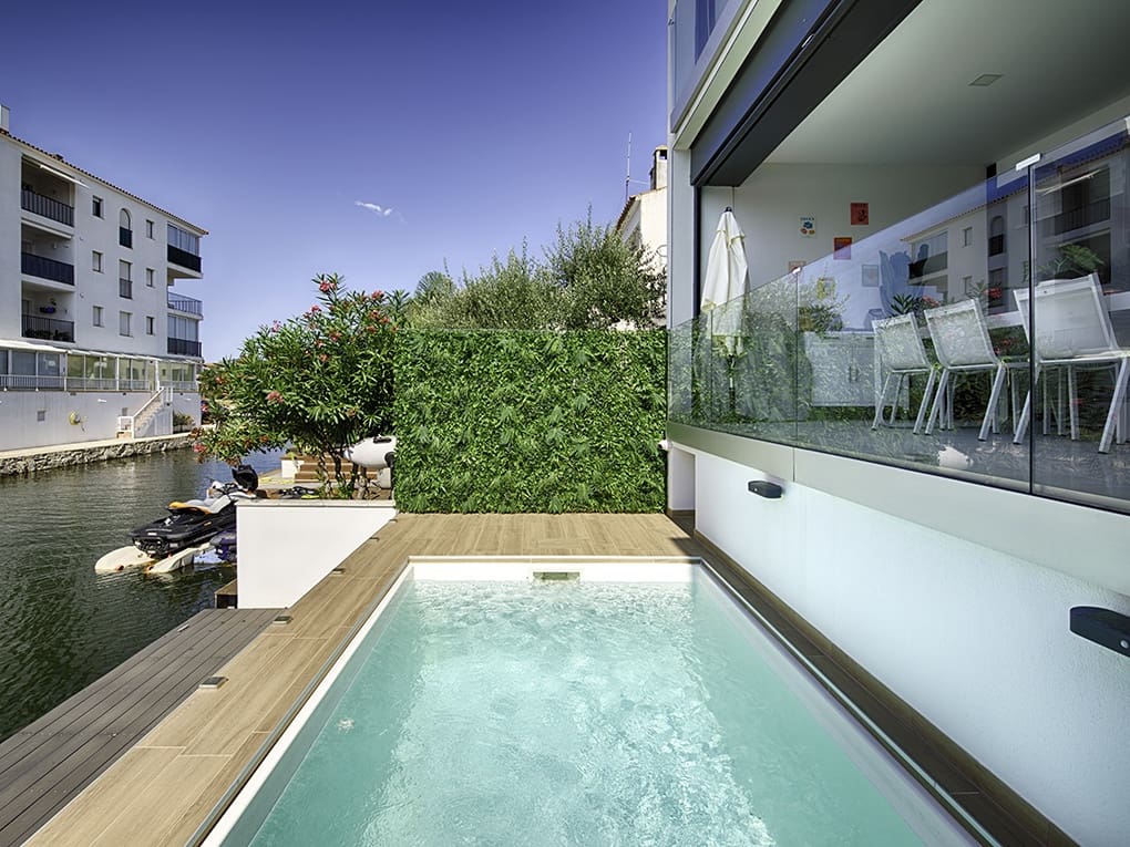 4 sypialnia Dom szeregowy na sprzedaż w Empuriabrava z basenem garażem - 880 000 € (Ref: 9798321)