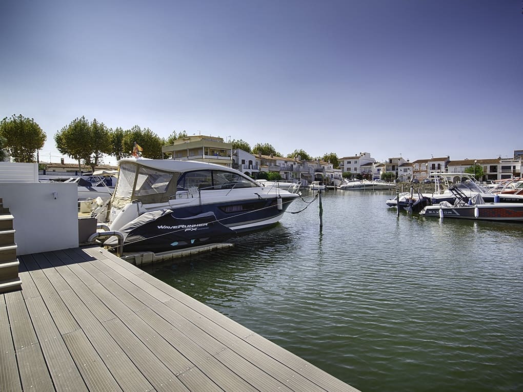 4 sypialnia Dom szeregowy na sprzedaż w Empuriabrava z basenem garażem - 880 000 € (Ref: 9798321)