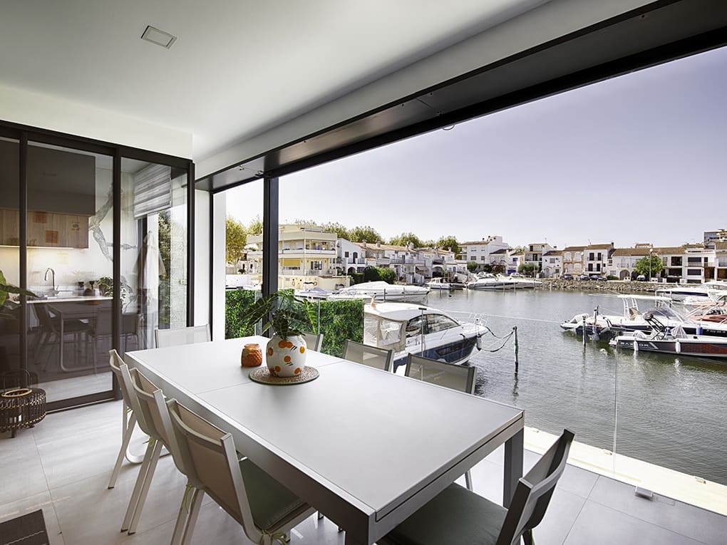 4 sypialnia Dom szeregowy na sprzedaż w Empuriabrava z basenem garażem - 880 000 € (Ref: 9798321)