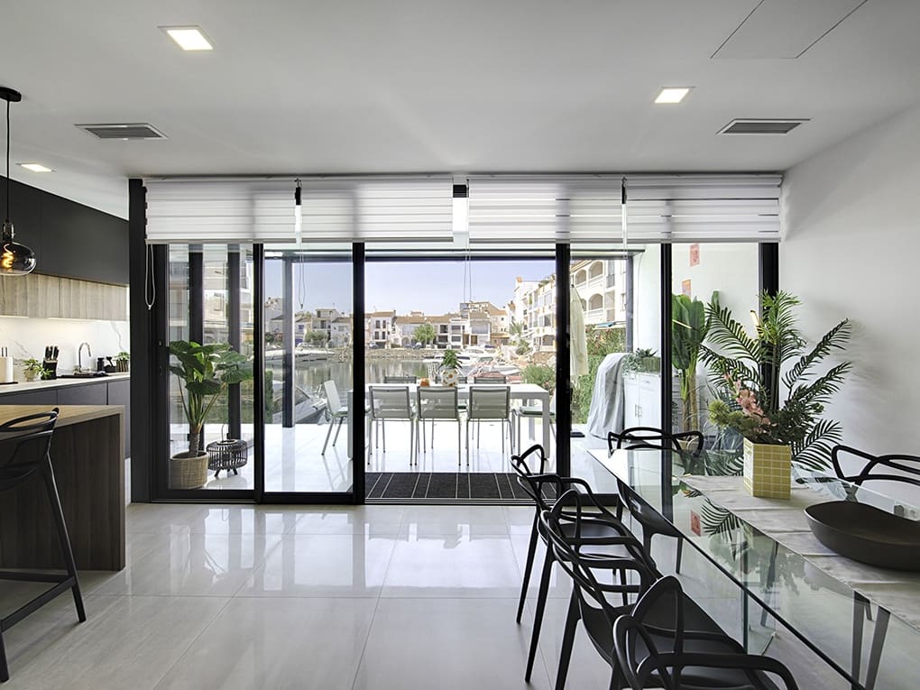 4 sypialnia Dom szeregowy na sprzedaż w Empuriabrava z basenem garażem - 880 000 € (Ref: 9798321)