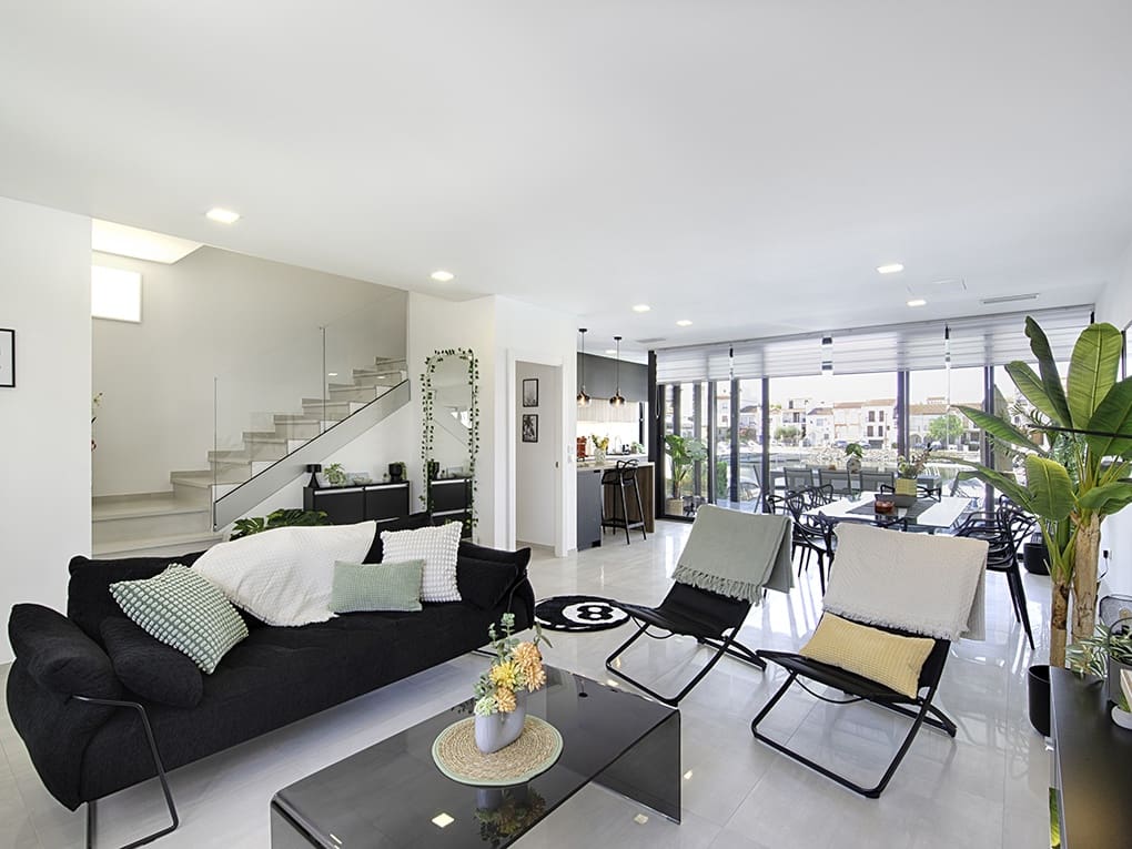 4 sypialnia Dom szeregowy na sprzedaż w Empuriabrava z basenem garażem - 880 000 € (Ref: 9798321)