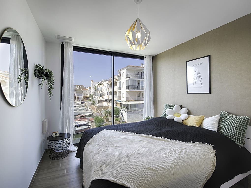 4 sypialnia Dom szeregowy na sprzedaż w Empuriabrava z basenem garażem - 880 000 € (Ref: 9798321)