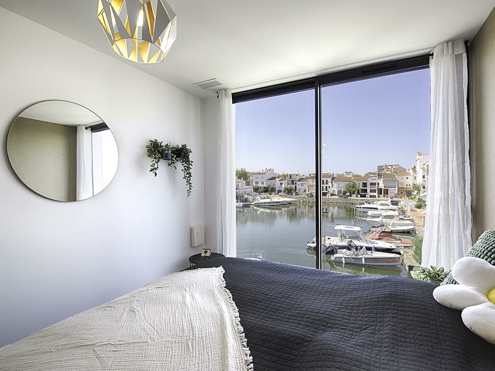 4 sypialnia Dom szeregowy na sprzedaż w Empuriabrava z basenem garażem - 880 000 € (Ref: 9798321)