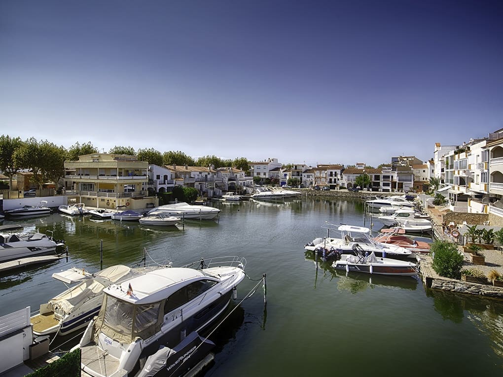 4 sypialnia Dom szeregowy na sprzedaż w Empuriabrava z basenem garażem - 880 000 € (Ref: 9798321)