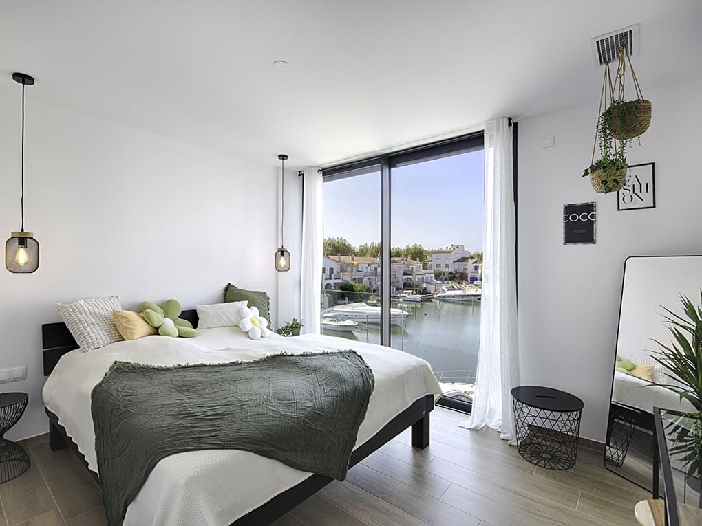 4 sypialnia Dom szeregowy na sprzedaż w Empuriabrava z basenem garażem - 880 000 € (Ref: 9798321)