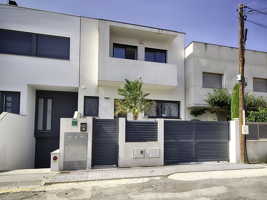 4 sypialnia Dom szeregowy na sprzedaż w Empuriabrava z basenem garażem - 880 000 € (Ref: 9798321)