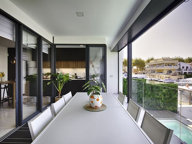 4 sypialnia Dom szeregowy na sprzedaż w Empuriabrava, Castelló d'Empúries z basenem garażem - 880 000 € (Ref: 9798321)