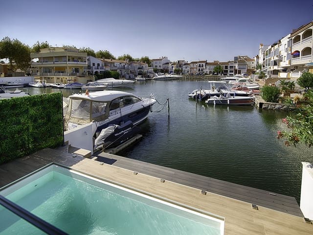 4 sypialnia Dom szeregowy na sprzedaż w Empuriabrava, Castelló d'Empúries z basenem garażem - 880 000 € (Ref: 9798321)