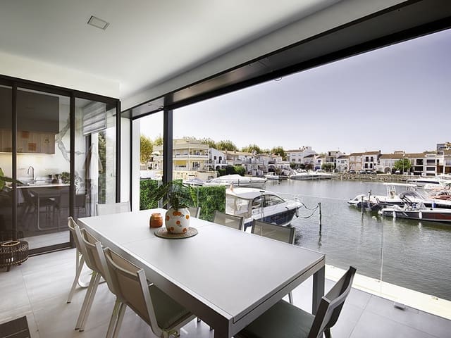 4 sypialnia Dom szeregowy na sprzedaż w Empuriabrava, Castelló d'Empúries z basenem garażem - 880 000 € (Ref: 9798321)