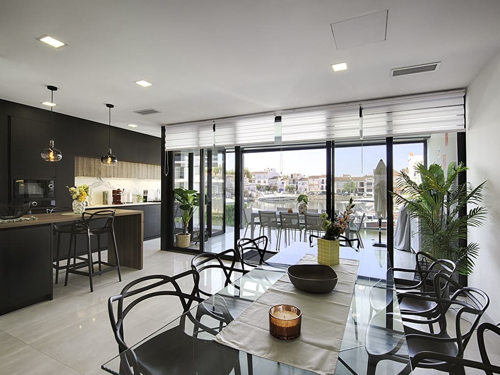 4 sypialnia Dom szeregowy na sprzedaż w Empuriabrava z basenem garażem - 880 000 € (Ref: 9798321)