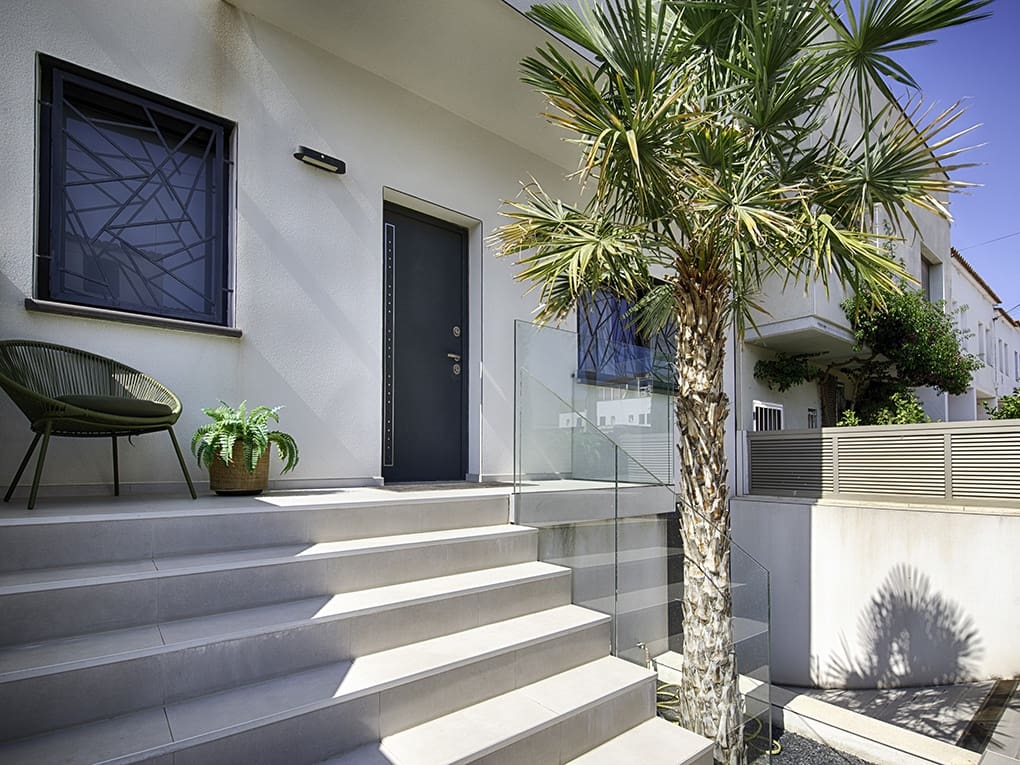 4 sypialnia Dom szeregowy na sprzedaż w Empuriabrava z basenem garażem - 880 000 € (Ref: 9798321)