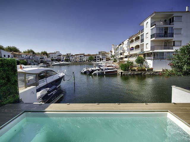4 slaapkamer Rijtjeshuis te koop in Empuriabrava, Castelló d'Empúries met zwembad garage - € 880.000 (Ref: 9798321)