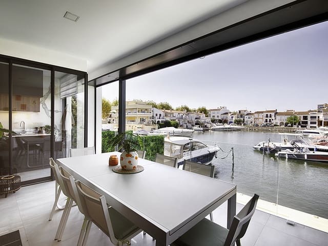 4 slaapkamer Rijtjeshuis te koop in Empuriabrava, Castelló d'Empúries met zwembad garage - € 880.000 (Ref: 9798321)