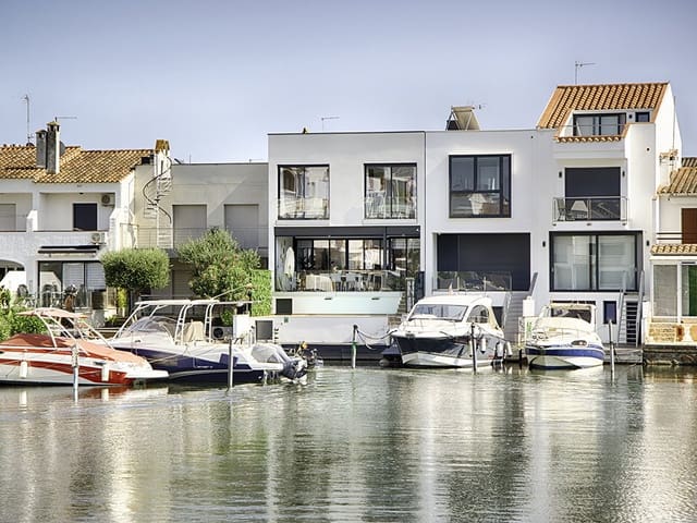 4 slaapkamer Rijtjeshuis te koop in Empuriabrava, Castelló d'Empúries met zwembad garage - € 880.000 (Ref: 9798321)