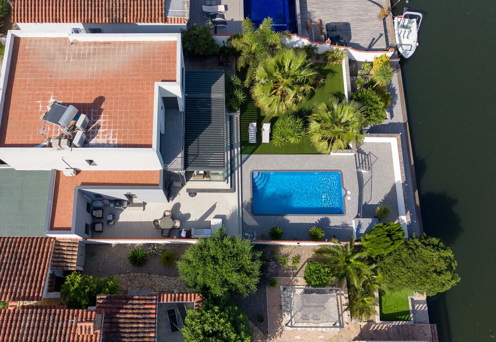 4 bedroom Villa for sale in Empuriabrava with garage - € 1,115,000 (Ref: 9814628)