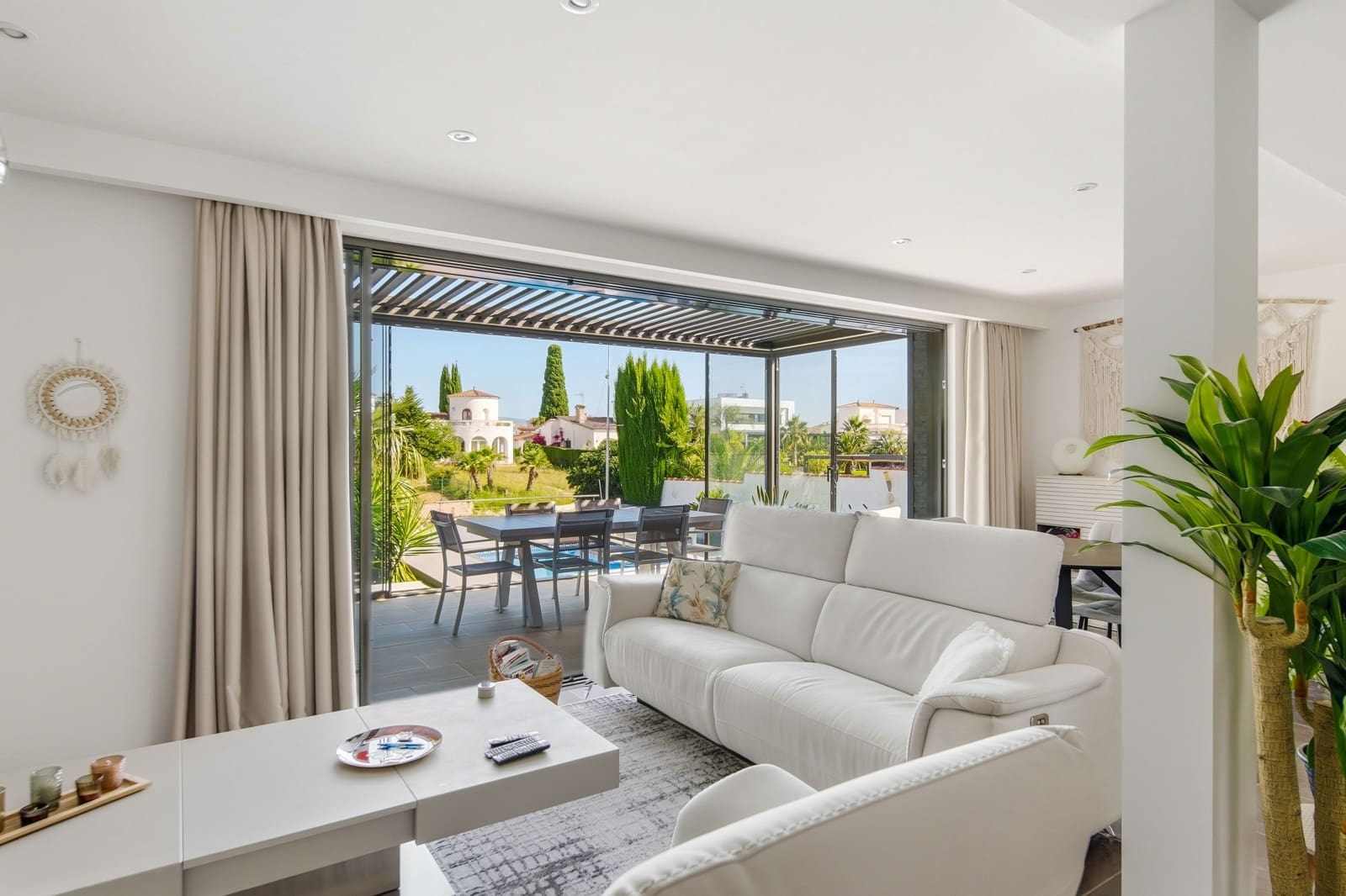 4 bedroom Villa for sale in Empuriabrava with garage - € 1,115,000 (Ref: 9814628)