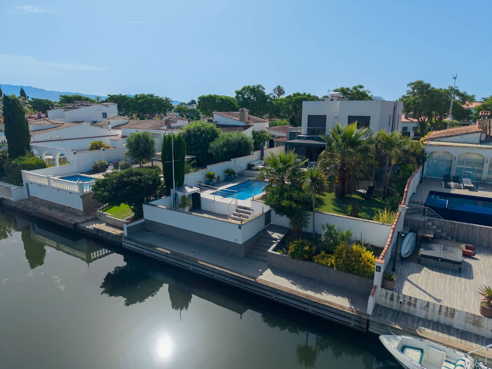 4 bedroom Villa for sale in Empuriabrava with garage - € 1,115,000 (Ref: 9814628)