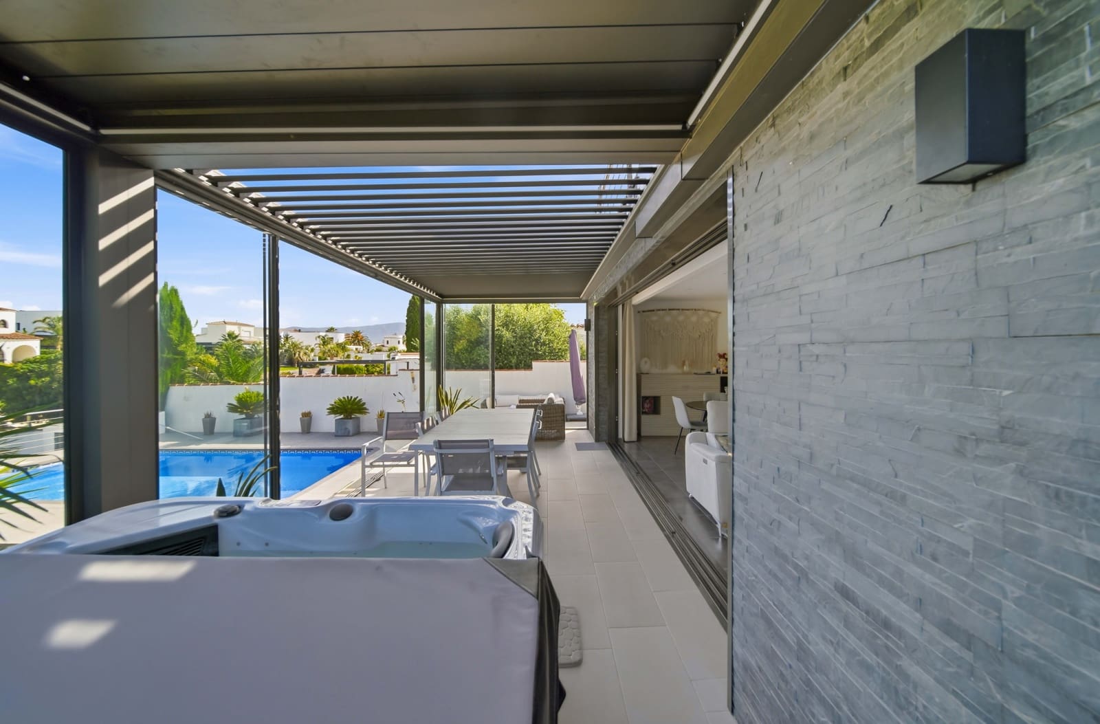4 bedroom Villa for sale in Empuriabrava with garage - € 1,115,000 (Ref: 9814628)