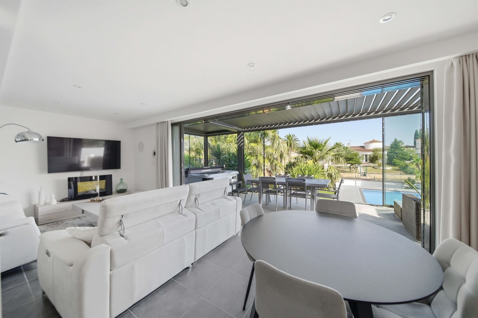 4 bedroom Villa for sale in Empuriabrava with garage - € 1,115,000 (Ref: 9814628)
