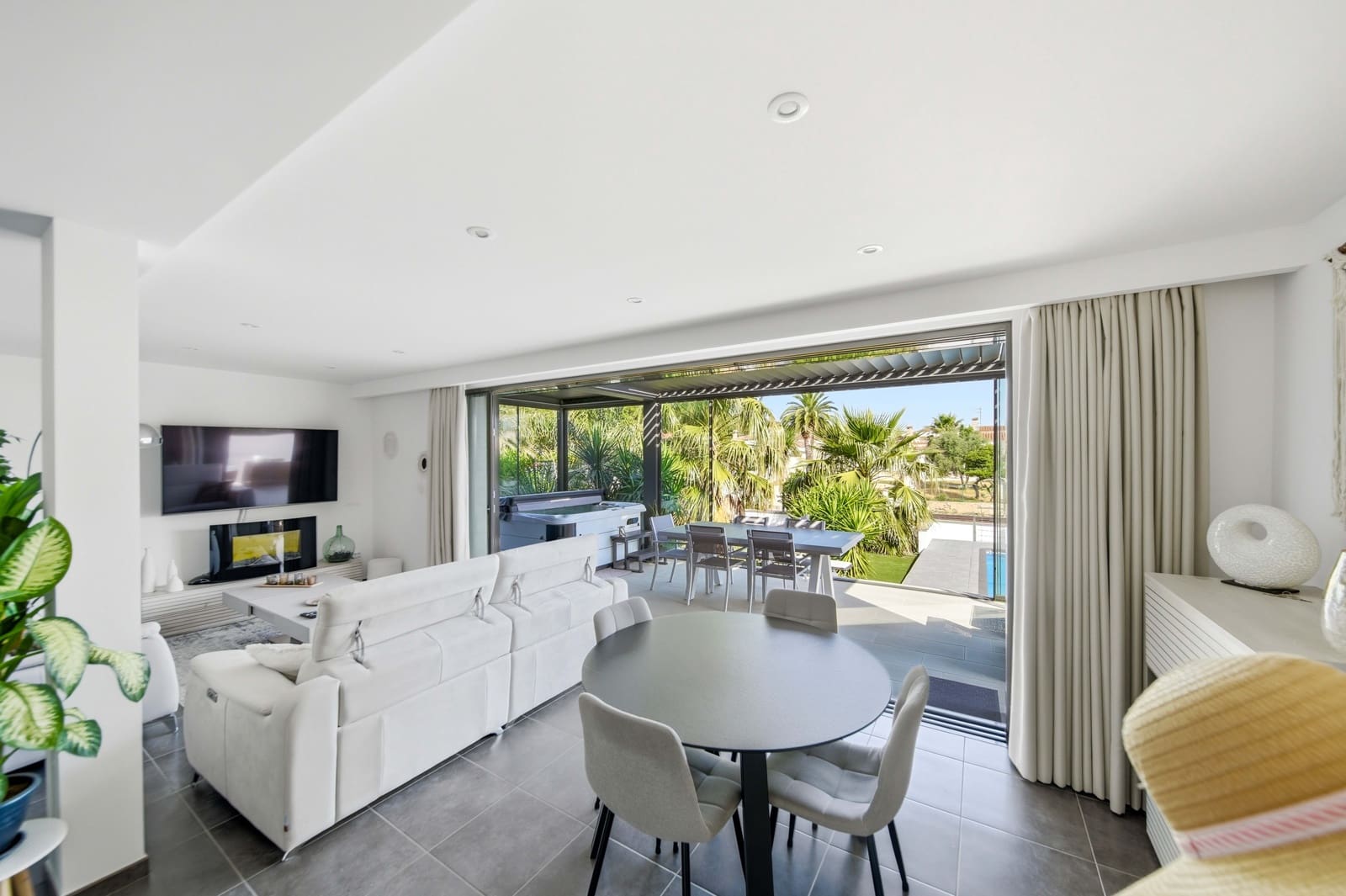 4 bedroom Villa for sale in Empuriabrava with garage - € 1,115,000 (Ref: 9814628)