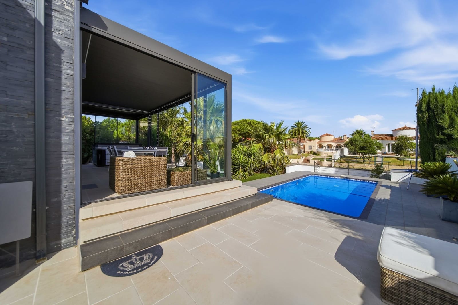 4 bedroom Villa for sale in Empuriabrava with garage - € 1,115,000 (Ref: 9814628)