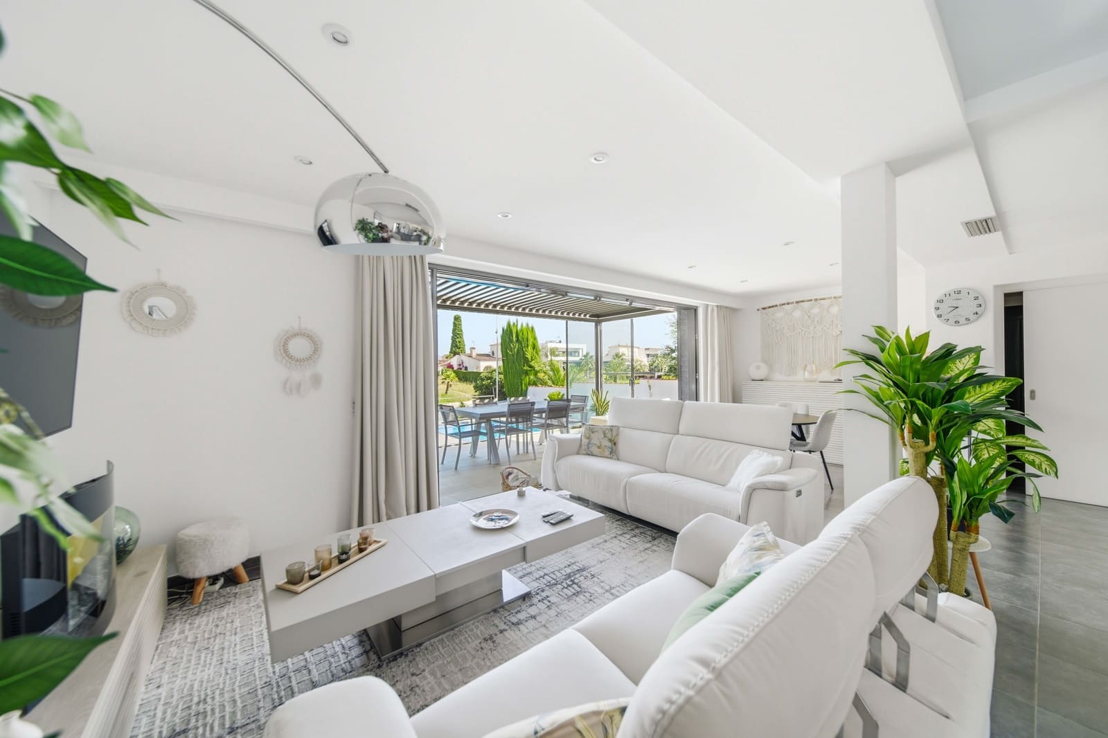 4 bedroom Villa for sale in Empuriabrava with garage - € 1,115,000 (Ref: 9814628)