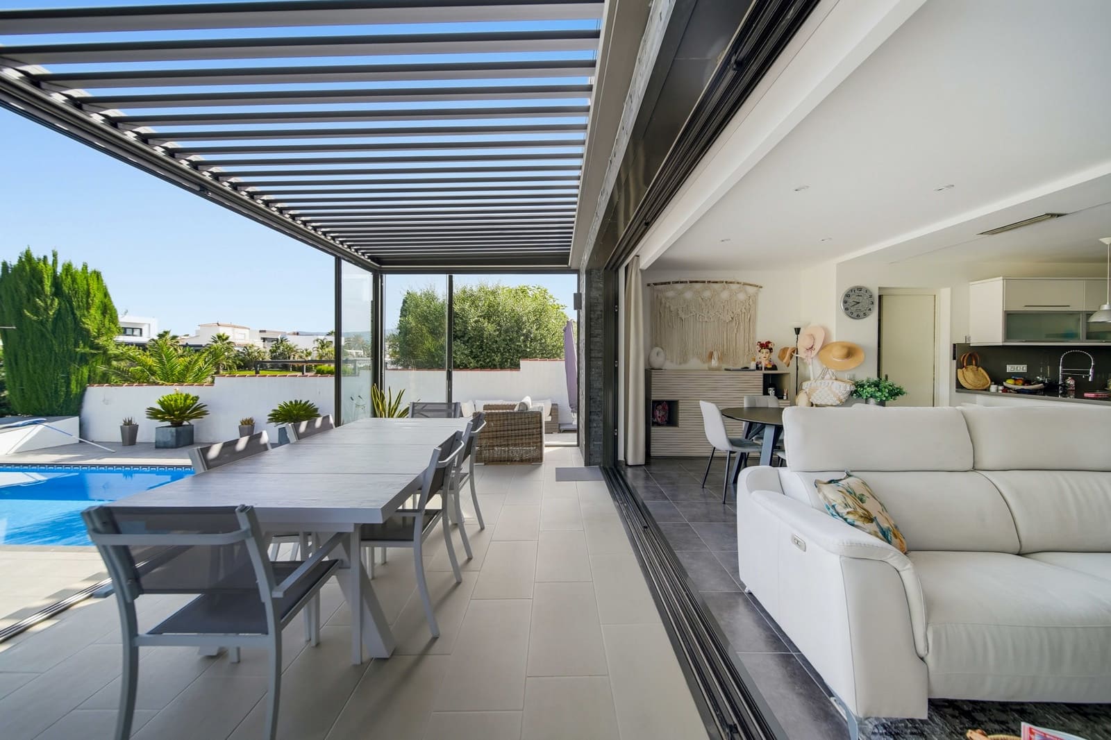 4 bedroom Villa for sale in Empuriabrava with garage - € 1,115,000 (Ref: 9814628)