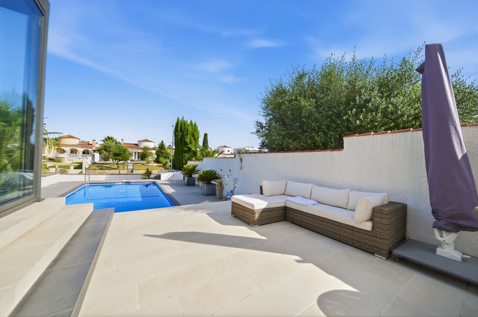4 bedroom Villa for sale in Empuriabrava with garage - € 1,115,000 (Ref: 9814628)