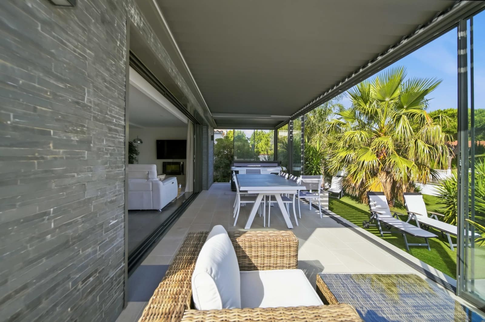 4 bedroom Villa for sale in Empuriabrava with garage - € 1,115,000 (Ref: 9814628)