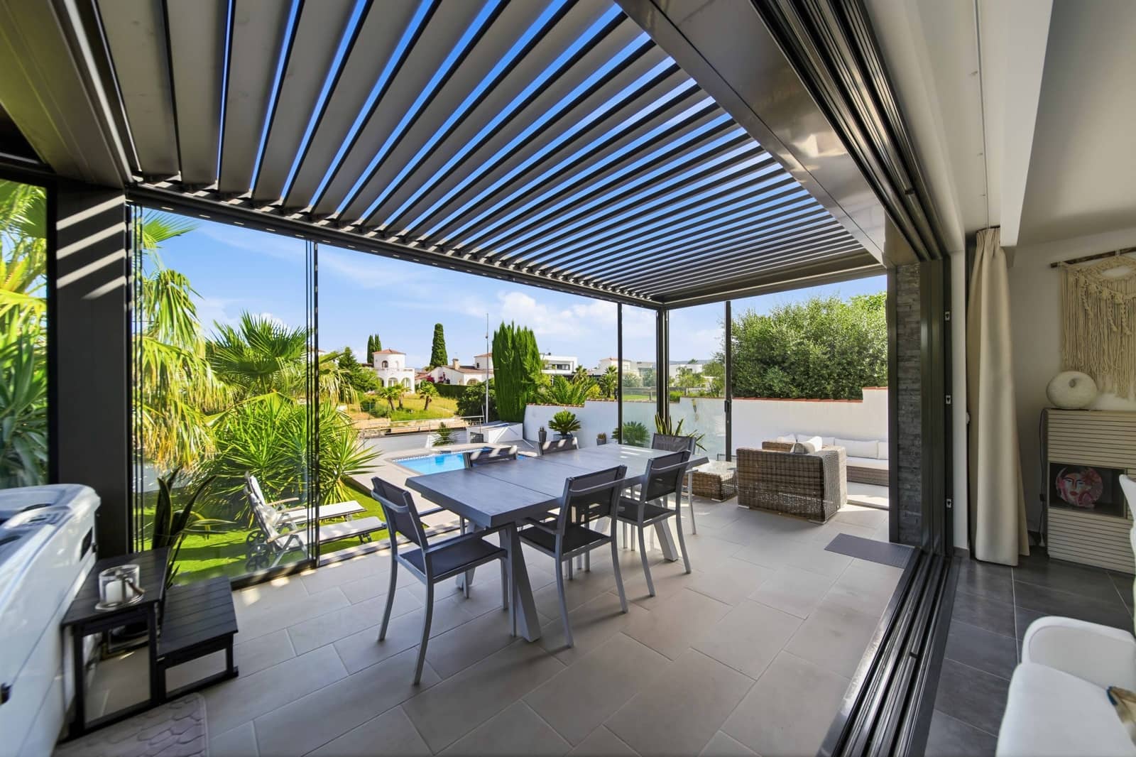 4 bedroom Villa for sale in Empuriabrava with garage - € 1,115,000 (Ref: 9814628)
