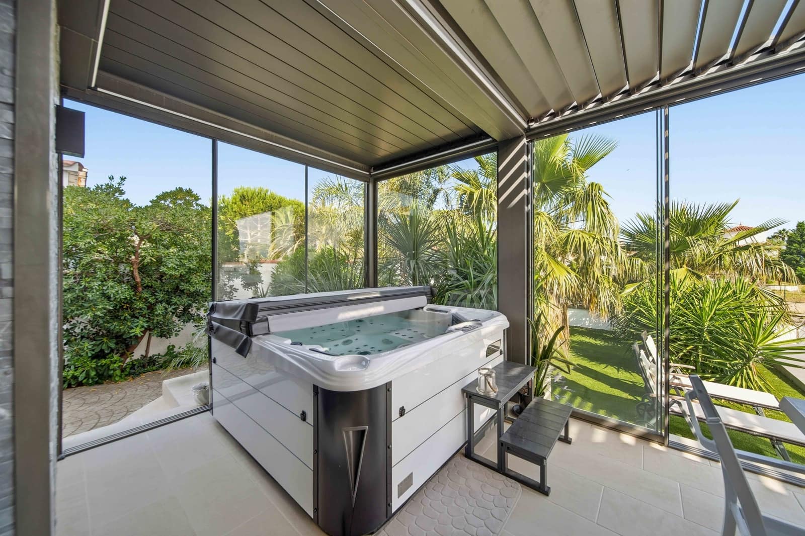 4 bedroom Villa for sale in Empuriabrava with garage - € 1,115,000 (Ref: 9814628)