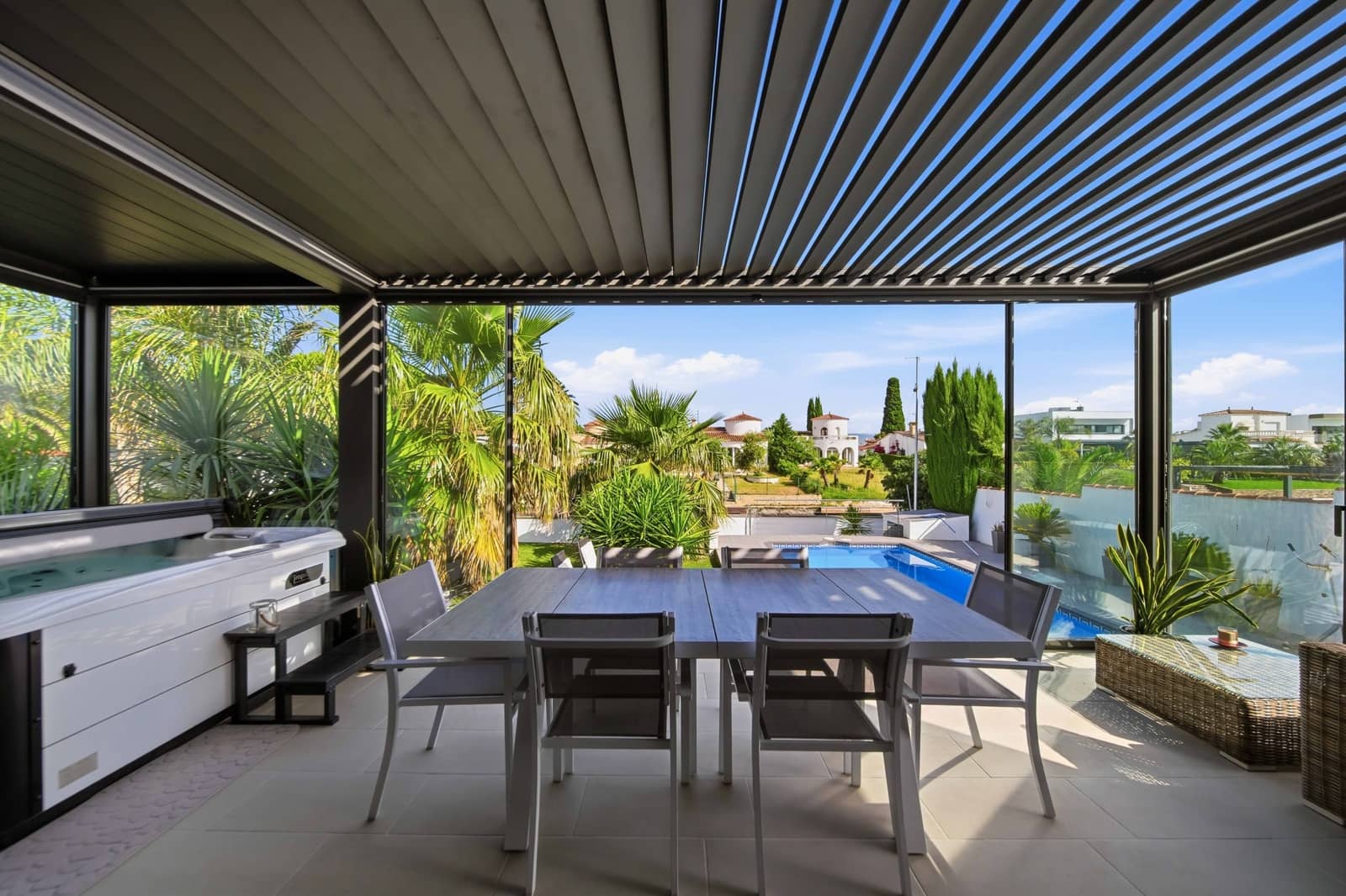 4 bedroom Villa for sale in Empuriabrava with garage - € 1,115,000 (Ref: 9814628)