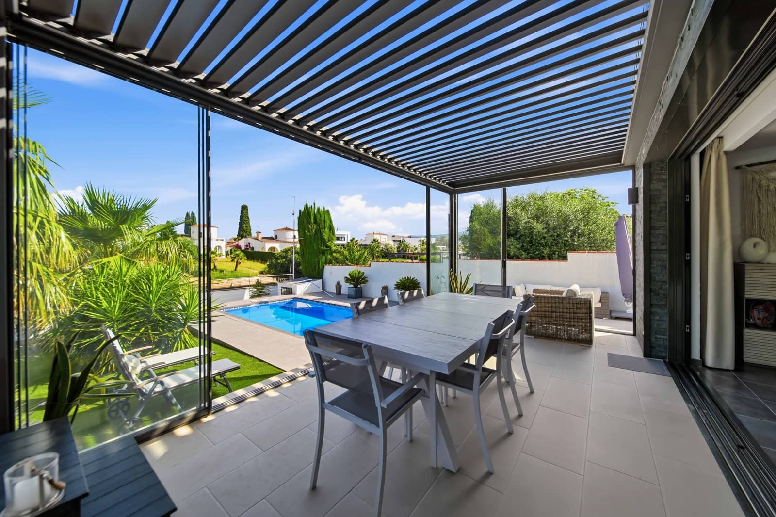 4 bedroom Villa for sale in Empuriabrava with garage - € 1,115,000 (Ref: 9814628)