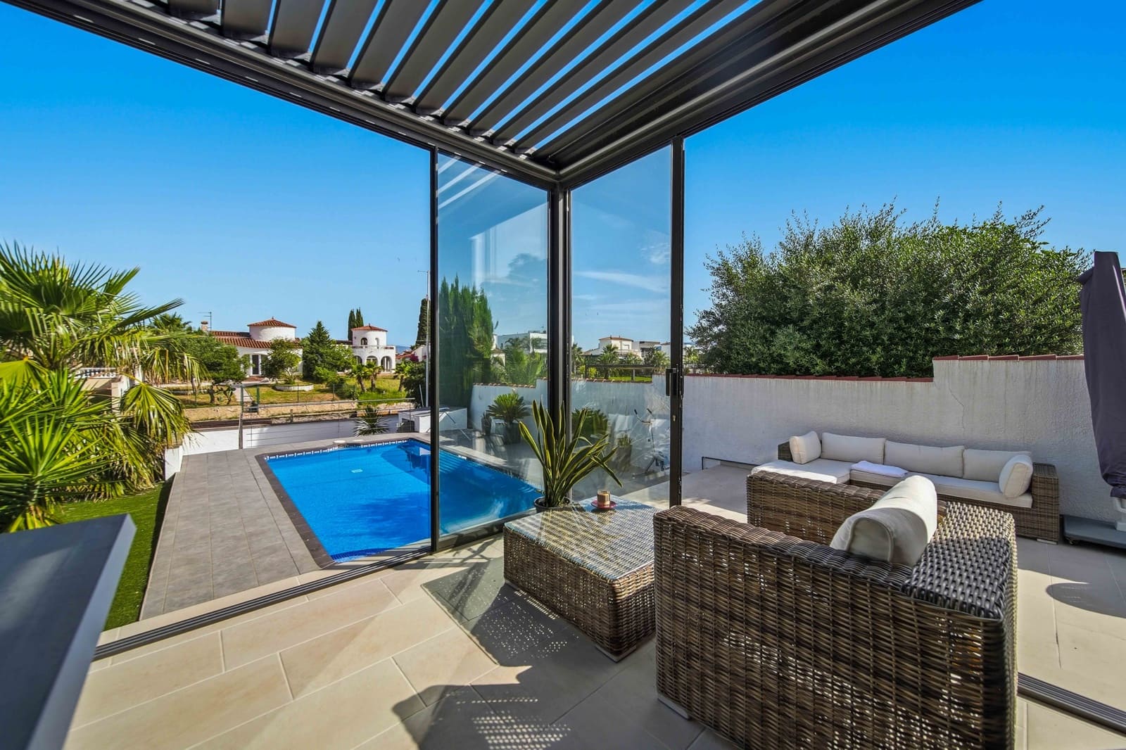 4 bedroom Villa for sale in Empuriabrava with garage - € 1,115,000 (Ref: 9814628)