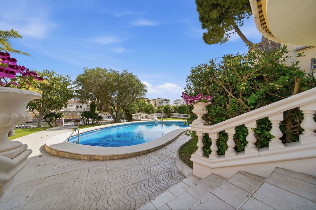 3 sovrum Villa till salu i Empuriabrava med pool garage - 1 375 000 € (Ref: 9816522)
