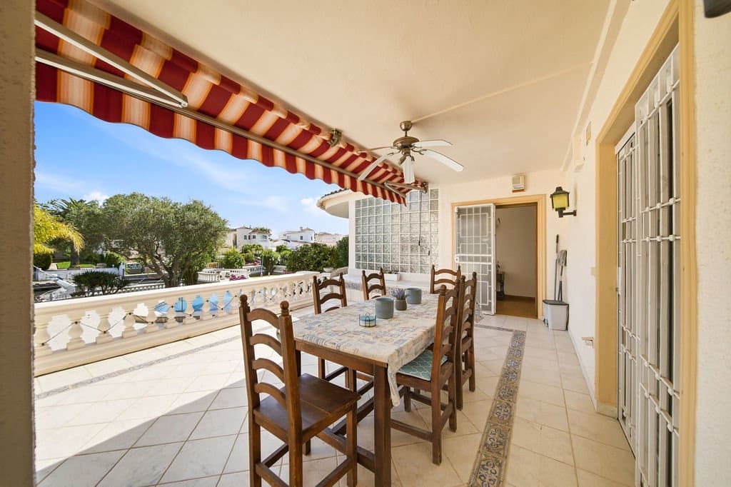 3 sovrum Villa till salu i Empuriabrava med pool garage - 1 375 000 € (Ref: 9816522)