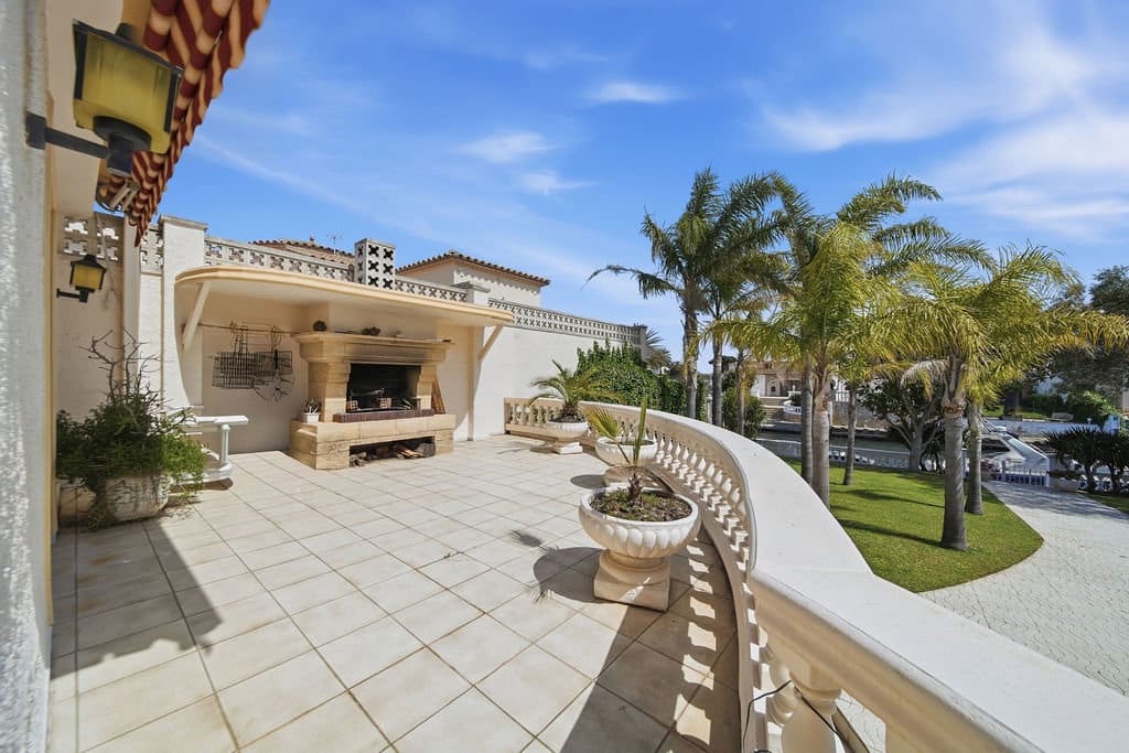3 sovrum Villa till salu i Empuriabrava med pool garage - 1 375 000 € (Ref: 9816522)