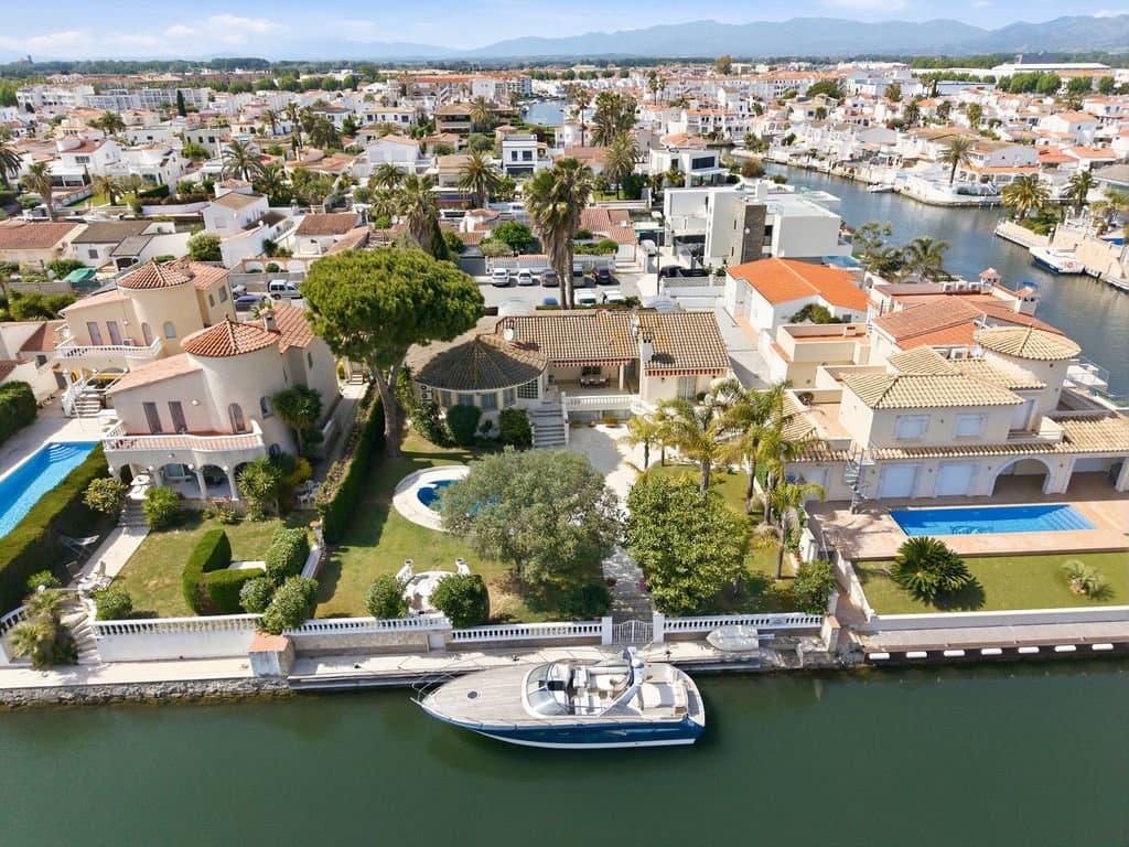 3 sovrum Villa till salu i Empuriabrava med pool garage - 1 375 000 € (Ref: 9816522)