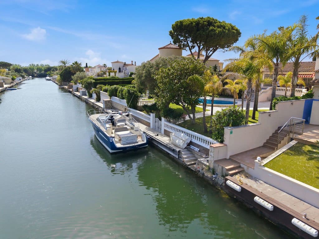 3 sovrum Villa till salu i Empuriabrava med pool garage - 1 375 000 € (Ref: 9816522)