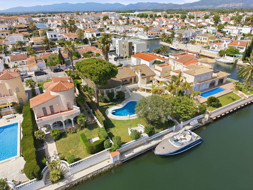3 sovrum Villa till salu i Empuriabrava med pool garage - 1 375 000 € (Ref: 9816522)