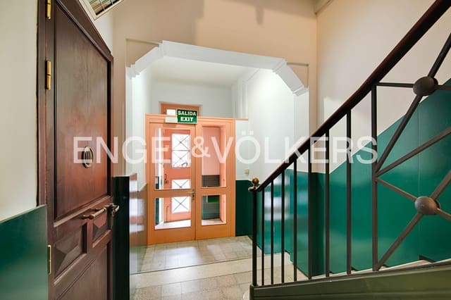 8 soveværelse Byhus til salg i Figueres med garage - € 395.000 (Ref: 9838289)