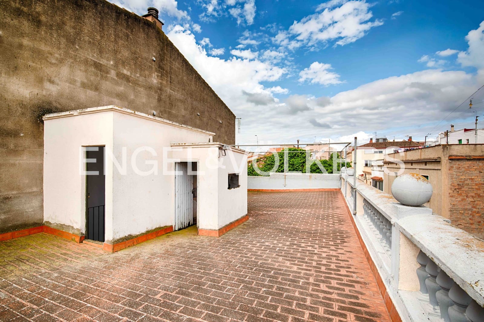 8 bedroom Townhouse for sale in Figueres with garage - € 395,000 (Ref: 9838289)