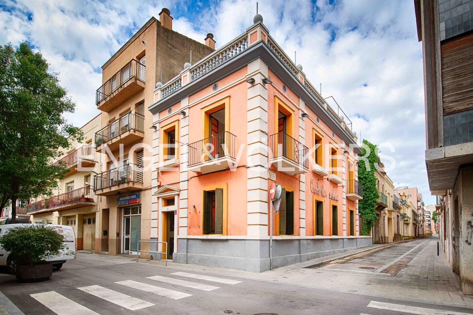 8 bedroom Townhouse for sale in Figueres with garage - € 395,000 (Ref: 9838289)