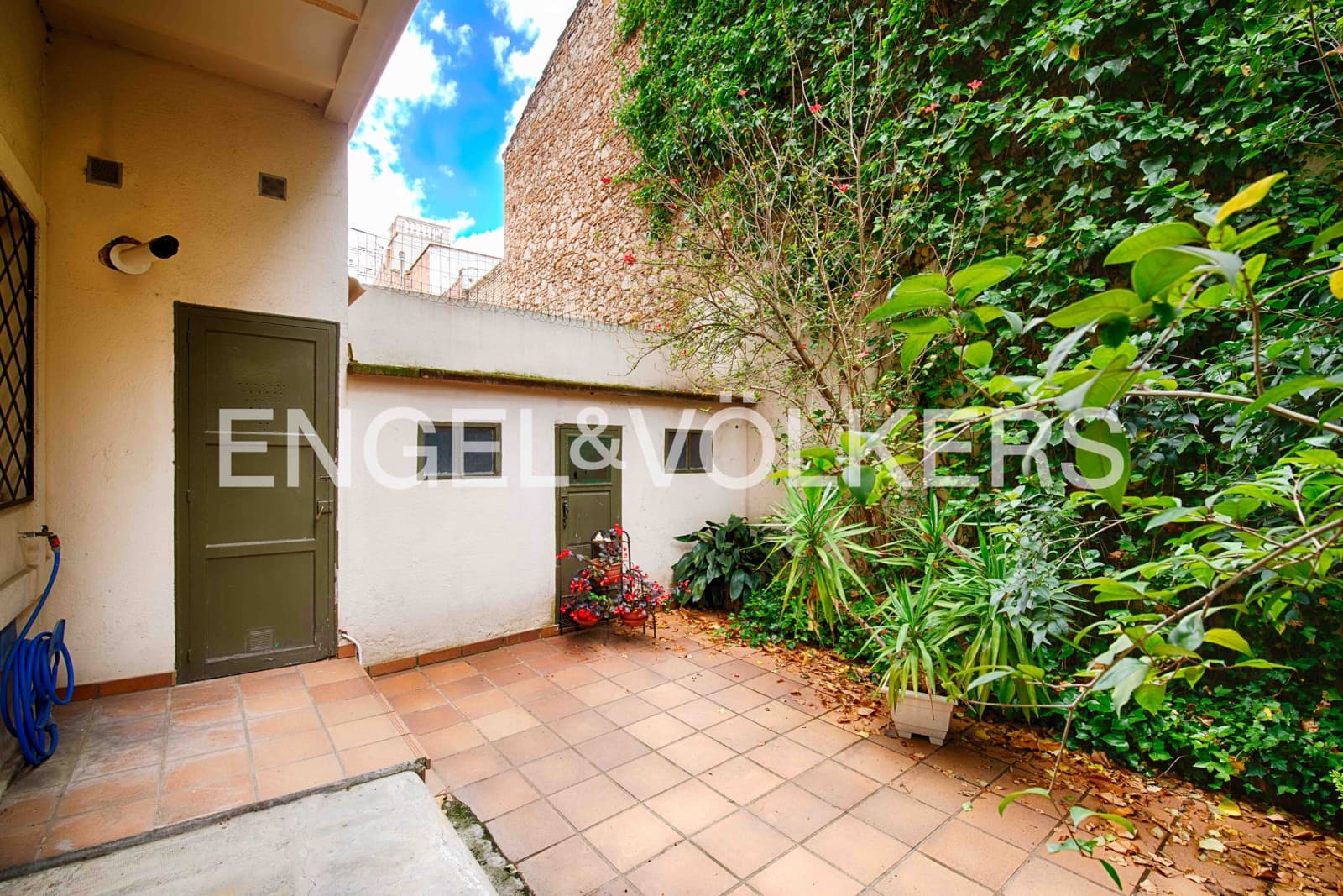 8 bedroom Townhouse for sale in Figueres with garage - € 395,000 (Ref: 9838289)