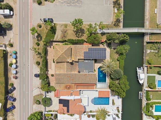 5 makuuhuone Huvila myytävänä paikassa Empuriabrava, Castelló d'Empúries mukana uima-altaan 
autotalli - 18 000 000 € (Ref: 9841741)