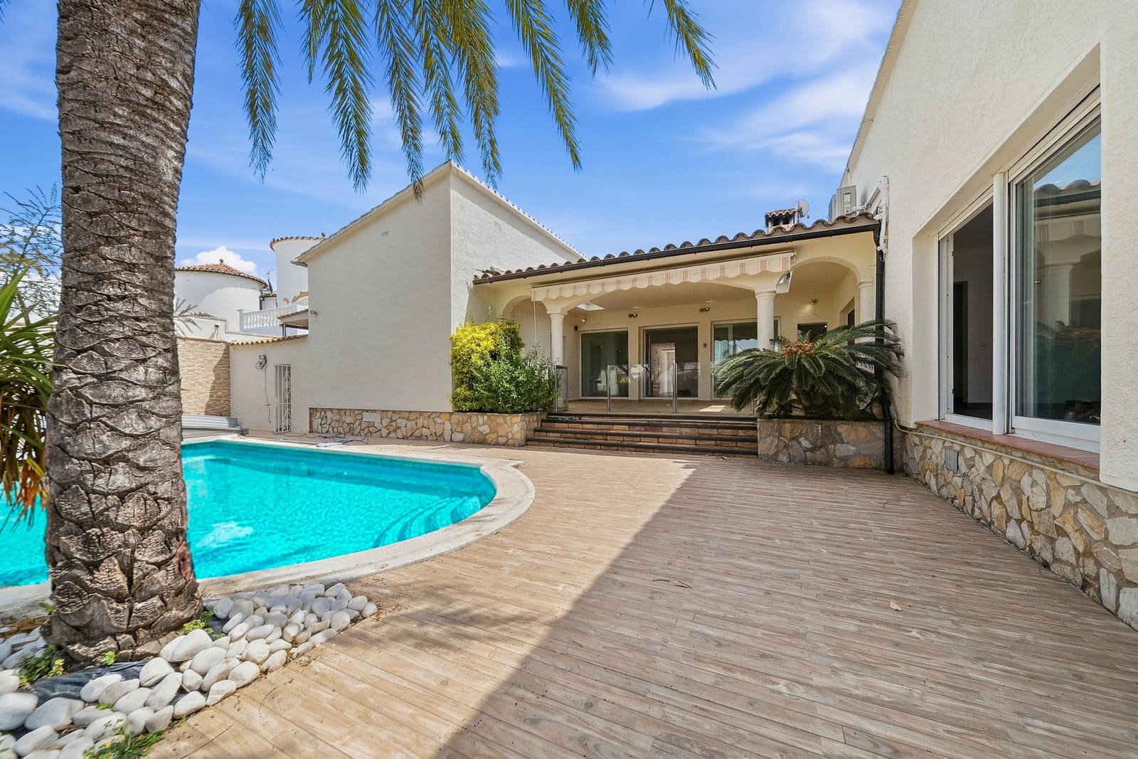 5 bedroom Villa for sale in Empuriabrava with pool garage - € 18,000,000 (Ref: 9841741)