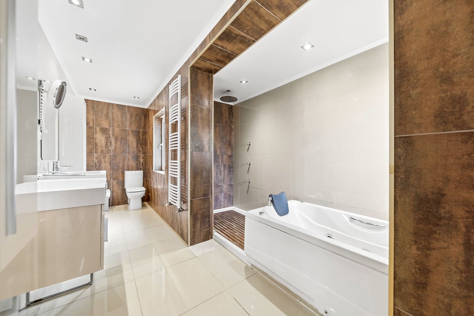 5 bedroom Villa for sale in Empuriabrava with pool garage - € 18,000,000 (Ref: 9841741)