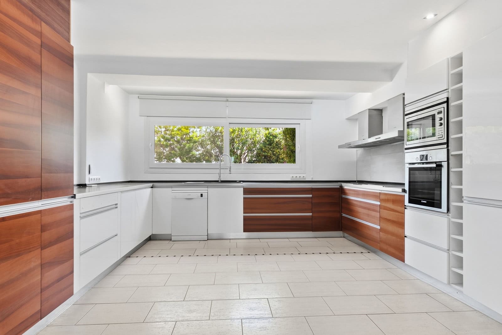 5 bedroom Villa for sale in Empuriabrava with pool garage - € 18,000,000 (Ref: 9841741)